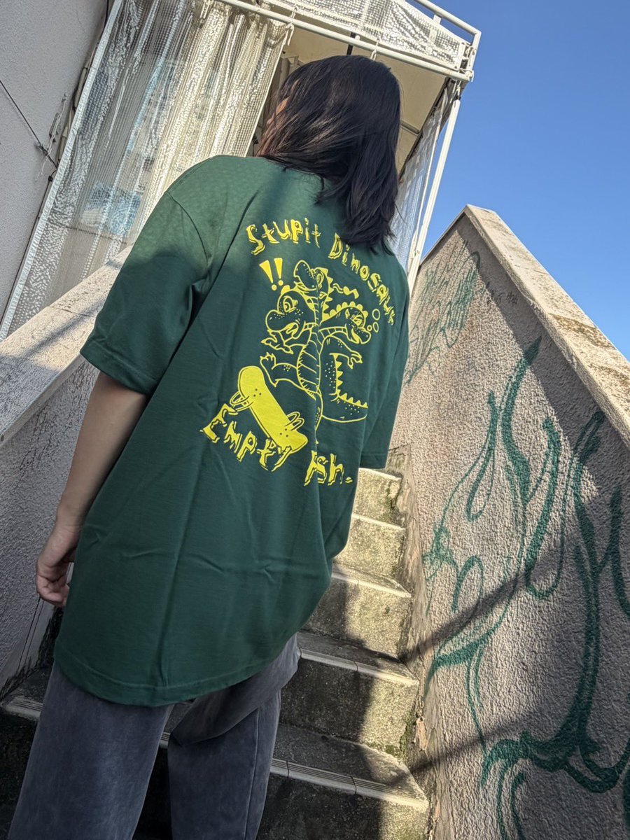 emptyfish111's tweet photo. 🆕New Goods🆕

🦖dinosaur t shirt 🦕

color:
Black/White/Dinosaur Green

price:
¥3,000

size:
XLのみ

着画モデル165cm

本日から発売開始！
各色数量限定ですのでお早めに！
（ガチで少ないです…） https://t.co/syAPlcZFnu
