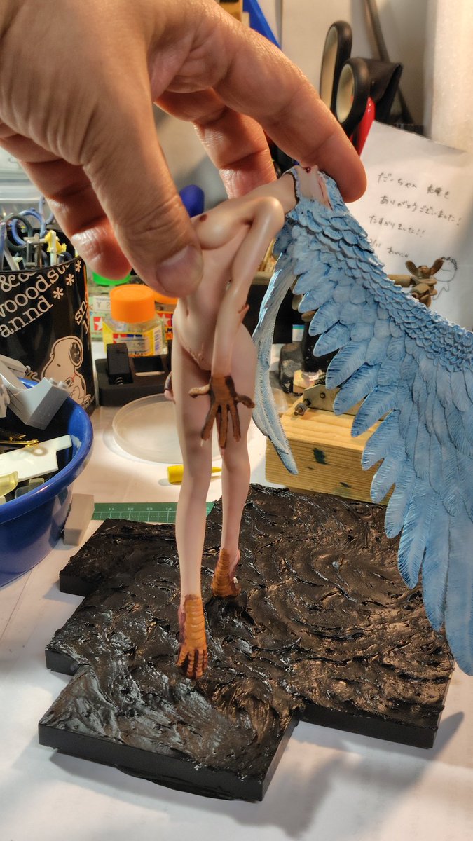 shitosadao's tweet photo. 久々に制作記。
永井豪原作『デビルマン』登場の
妖鳥シレーヌ。飽きもせず（笑）

世界中にファンが居る永遠の名作、圓句昭浩さん作のVOLKSのガレージキット、私は4モデルの５個作りました。
このモデル『空魔の舞い』は作るの2つ目です。
まだ完成してないです。
足とか肌の調子とかまだまだこれから手がかかります。
首がまだついてないので角度を決めてこれから接着します。
展示ベースは例によってかまぼこ板をつぎはぎしてポリパテで溶岩の地表を造形、黒に塗った状態でこれから生々しく色を重ねていきます。乞うご期待。

羽の色をブルーのグラデーションにするのは初めてです。もう少し青を抑えます。