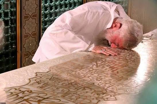 TahirMalik_IK's tweet photo. شہید آیت اللہ خامنہ ای کی روضۂ امام رضاؑ پر حاضری کی پرانی تصاویر ۔۔
آج وہ خود بھی روضہ امام رضا علیہ السلام کے قرب میں دفن ہوگئے ہیں https://t.co/9a7TgEvWb4