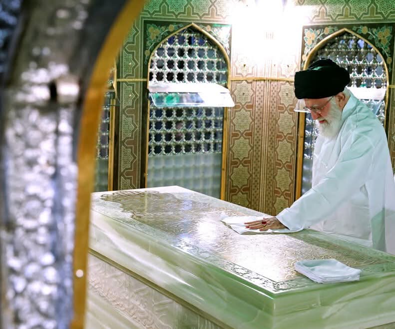 TahirMalik_IK's tweet photo. شہید آیت اللہ خامنہ ای کی روضۂ امام رضاؑ پر حاضری کی پرانی تصاویر ۔۔
آج وہ خود بھی روضہ امام رضا علیہ السلام کے قرب میں دفن ہوگئے ہیں https://t.co/9a7TgEvWb4