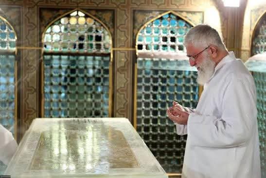 TahirMalik_IK's tweet photo. شہید آیت اللہ خامنہ ای کی روضۂ امام رضاؑ پر حاضری کی پرانی تصاویر ۔۔
آج وہ خود بھی روضہ امام رضا علیہ السلام کے قرب میں دفن ہوگئے ہیں https://t.co/9a7TgEvWb4