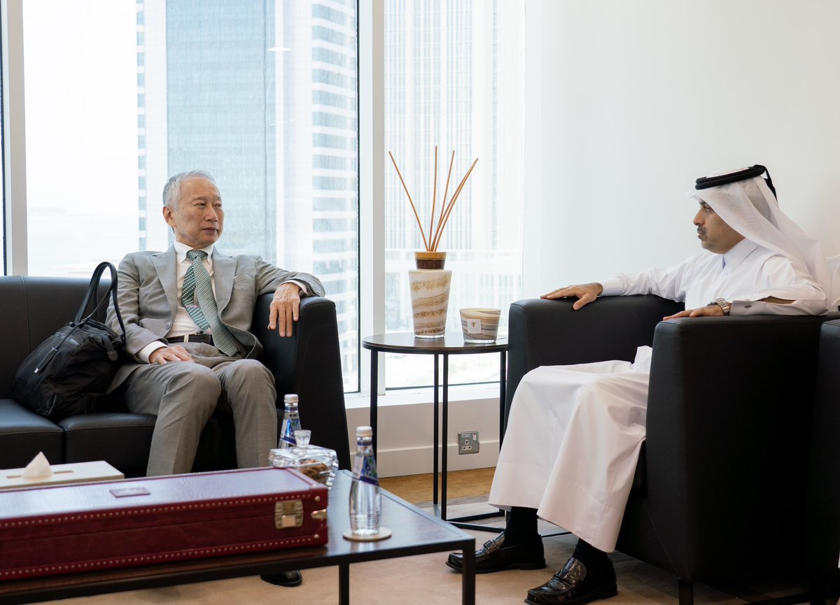 qatar_fund's tweet photo. التقى سعادة السيد فهد بن حمد السليطي، المدير العام لصندوق قطر للتنمية، سعادة السيد تاكيشي أوكوبو، المساعد الخاص لوزير الخارجية الياباني والسفير المكلف بالمساعدة في إعادة إعمار قطاع غزة، حيث بحث الجانبان تطورات الأوضاع في غزة، وسبل دعم جهود التعافي وإعادة الإعمار. https://t.co/C1nSeaujKh