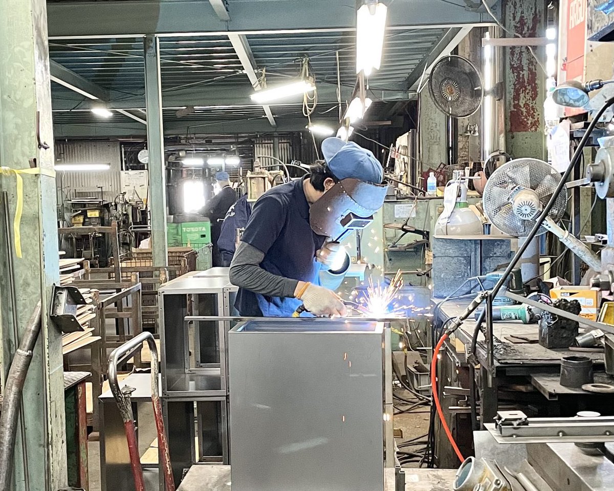 seiko_creative's tweet photo. 国内の学校や大学の教卓やデスクを製造する国産オフィス家具メーカーもバズらんかなぁ。いや、おバズり申し上げたい。

安全、頑丈、長持ち、機能的なデスクなら愛知県にある町工場、誠工のデスクです。 https://t.co/OnNkmwNhdI
