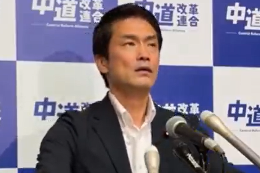 seijichishin's tweet photo. 《小川代表「松井健さんが詐欺師だろうが何だろうが高市総理の対応は問題！」と言う趣旨の大珍説を披露！！冤罪被害者にも、お前の対応が悪いと言うの？？？》

中道・小川代表が、とうとう居直った！何と、記者会見で記者から「誹謗中傷動画の疑惑に関して、共産党の田村委員長は昨日の記者会見で、松井健さんを詐欺師て言う風に呼んだ。今後、松井さんの証言に依拠して、誹謗中傷動画疑惑、いわゆる高市事務所が松井さんに誹謗中動画を大量作成させて民主主義を歪めてしまったのでは無いかと言う疑惑を本丸において、引き続き追及を続けるのか?」と突っ込まれてしまったのだ。 

つまり、だ。中道や立憲や共産党等が必死に国会の時間を使いまくって、国民生活とは関係ない週刊誌ネタを追究してきたが、そのネタを提供した松井さんが詐欺師だと共産党が言い出したが、中道は、まだやるのか？と言う事だ。

そして、小川代表は、口をあけながら目を左右に動かした上で、「あった無かったの問題と、これに対する高市総理の善後策、答弁を含めた対処の仕方、リーダーとしての資質に欠けはしないのかと言う問題と局面は2つあります。しっかり裏付けを持って議論すべきテーマだと言う事は厳に腹に据えた上で不問に付すつもりはありません」と言った。

つまり、小川代表は事実がどうであろうと、高市総理の対応が問題だと言うのである。

意味不明だ！小川代表は、質問は事実関係を聞いているのに、それから逃げている。事実があったと無いでは、大きな違いだ。しかも、小川代表は、仮に冤罪であっても、対応に問題があったと言いたいが、ありもしない冤罪を突然わめき散らかされて、万全の対応が出来るはずもない。

小川代表は、冤罪被害者の事例を見た事が無いのか？？どの被害者も突然の疑いに混乱し、野党が国会でやっているように「お前がやったんだろう！」と怒鳴られ、罵倒されて、更に混乱する。

何と冷酷な男なのだろう！しかも、これが人権が重要だと普段言っている政党だから始末に負えない。大体、不問に付すべきではないのは、小川代表ら中道・立憲・公明・共産だ。彼らは、ありもしない冤罪で国会をひっかきまわし、国政を混乱させた。国民の生活を放り投げてだ。 

この責任を小川代表らは、取るべきだ。
 #中道改革連合 #小川淳也