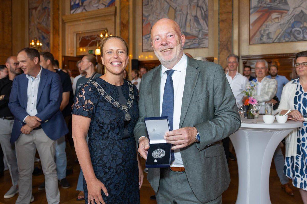 RobertSimonsLR's tweet photo. Bij mijn afscheid op het Rotterdamse stadhuis in de burgerzaal heb ik woensdagavond de Wolfert van Borselen penning gekregen. 

Met de inscriptie “ Langdurige inzet met hart voor haven en leefbare stad”.
Ik ben er zeer vereerd mee!

Foto’s Rhalda Jansen

# Rotterdam https://t.co/EYT8gT3dXo