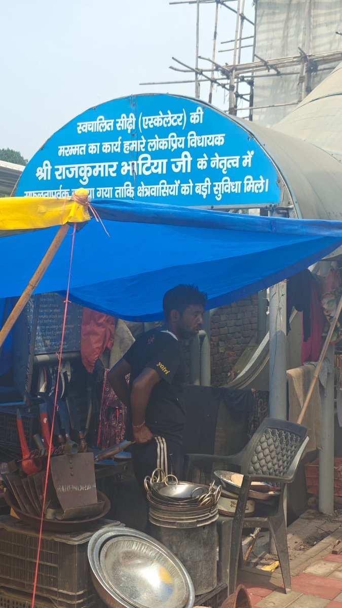 Priyeshtibrewal's tweet photo. @MCD_Delhi @gupta_rekha @rajbhatia_bjp @AshokGoelBJP @PKhandelwal_MP @timesofindia @DelhiPolice Metro escalator Azadpur bus depot side not working for month ….repair not done and now illegally occupied. Its very inconvenient for daily passengers  and safety issue too 
URGENT‼️‼️ https://t.co/mlTkZg1jyH