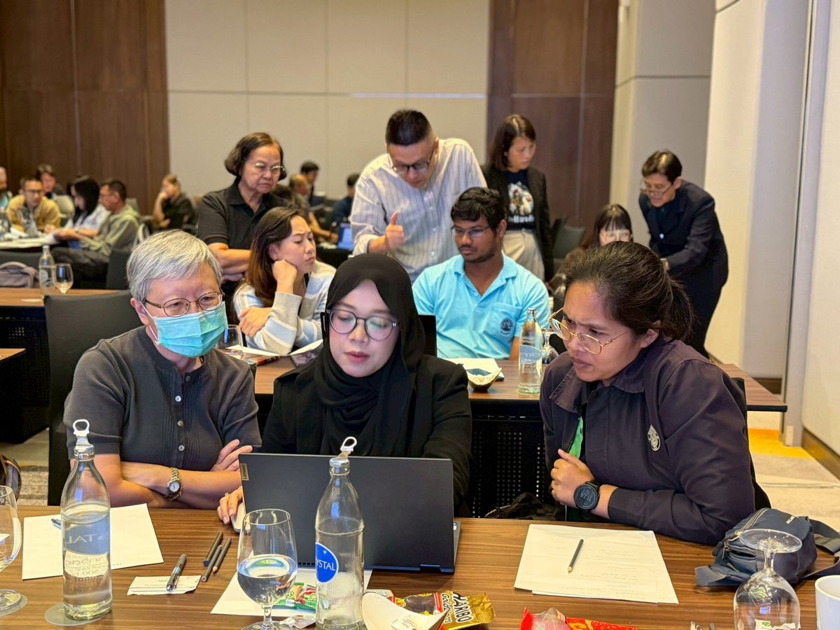 RFetpv's tweet photo. #RFETPV brought together 12 vets across the region to turn real surveillance data into feasible research proposals and scientific presentation supported by mentors and the ethical use of #GenerativeAI.
Real problems. Real data. Learn &amp; apply immediately.

#VeterinaryEpidemiology https://t.co/gepJgqD1B0