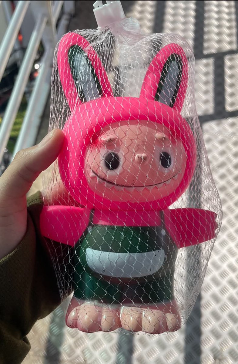 Paksatpamgalak's tweet photo. Guys yang punya rezeki lebih tolong larisin dagangan bapak nya dong. 

ga tega ih:( bapak nya jualan di bawah jpo halte warung buncit ya yg arah 

mampang. beliau jual mainan harganya 30rb aja.

cc : fatimaakhnn https://t.co/M7iJdTLVoD