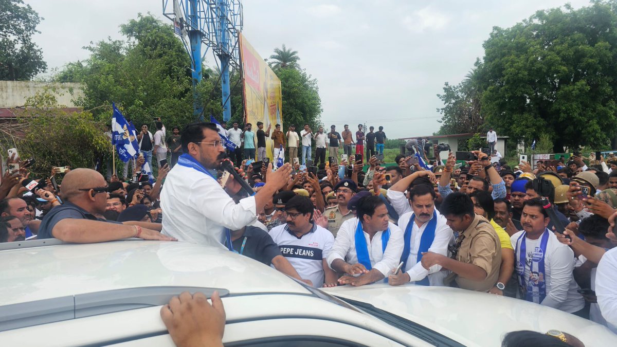 Ravinder_ASPK's tweet photo. मेरठ में दलित छात्रा बहन ललिता गौतम की निर्मम हत्या ने हमारी सामाजिक और राजनैतिक चेतना को गहरे झकझोर कर रख दिया है। इस अत्यंत दुखद और संवेदनशील घड़ी में पीड़ित परिवार को संबल देने, शोकाकुल परिजनों से भेंट करने और हत्यारोपियों को तत्काल जेल भेजने की न्यायसंगत मांग को लेकर जब आज हमारे राष्ट्रीय अध्यक्ष आदरणीय भाई चंद्रशेखर आज़ाद जी और मैं मेरठ के लिए प्रस्थान कर रहे थे, तो पुलिस-प्रशासन द्वारा हमें रास्ते में ही रोक दिया गया।
​मैं शासकीय तंत्र से सीधा सवाल करता हूँ—दोषियों को सलाखों के पीछे पहुँचाने में अक्षम प्रशासन न्याय की बुलंद आवाज़ को दबाने के लिए इतनी तत्परता क्यों दिखा रहा है? बाबा साहेब के संविधान ने हमें पीड़ित पक्ष के साथ खड़े होने और शांतिपूर्ण लोकतांत्रिक प्रतिरोध दर्ज कराने का मौलिक अधिकार दिया है। इस प्रकार हमारे मार्ग को अवरुद्ध करना संवैधानिक मर्यादाओं का खुला हनन और अघोषित तानाशाही है।
​शासन-प्रशासन यह भली-भांति समझ ले कि आज़ाद समाज पार्टी इस दमनकारी नीति के आगे न कभी झुकी है, न झुकेगी। जब तक हमारी बहन ललिता गौतम को पूर्ण न्याय नहीं मिलता और अपराधियों पर कानून का चाबुक नहीं चलता, मेरा और संगठन का यह वैधानिक संघर्ष निरंतर जारी रहेगा।