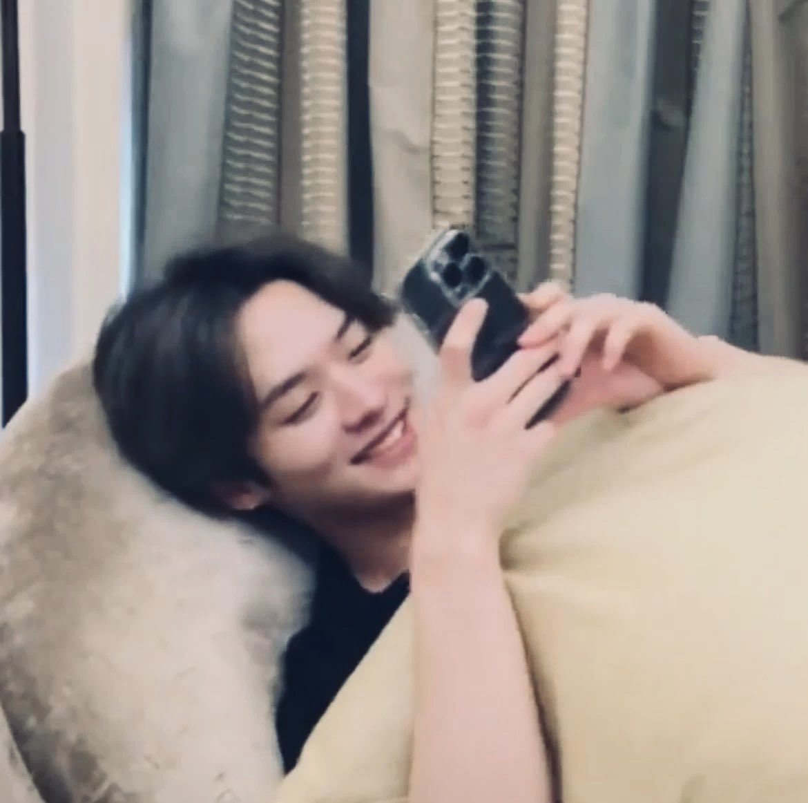catsslino's tweet photo. au #minsung 

Entre los nostálgicos días de 2016, un pequeño J¡sung termina siendo estafado por un random en internet 4 años mayor en roblox.

9 años después, entre trabajo y estudios, Minho parece estar más cerca del niño que estafó años atrás de lo que pensaba https://t.co/JZhXQxJ8Tb