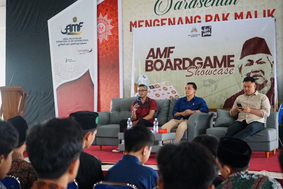 UMMcampus's tweet photo. Nyalakan Spirit Malik Fadjar Masa Kini, Mahasiswa UMM Bikin Inovasi Literasi Lewat Board Game | https://t.co/tRzTYtvEnL | #ummcampus #KampusBerdampak #UMMCampusBerdampak https://t.co/53APWot6mb