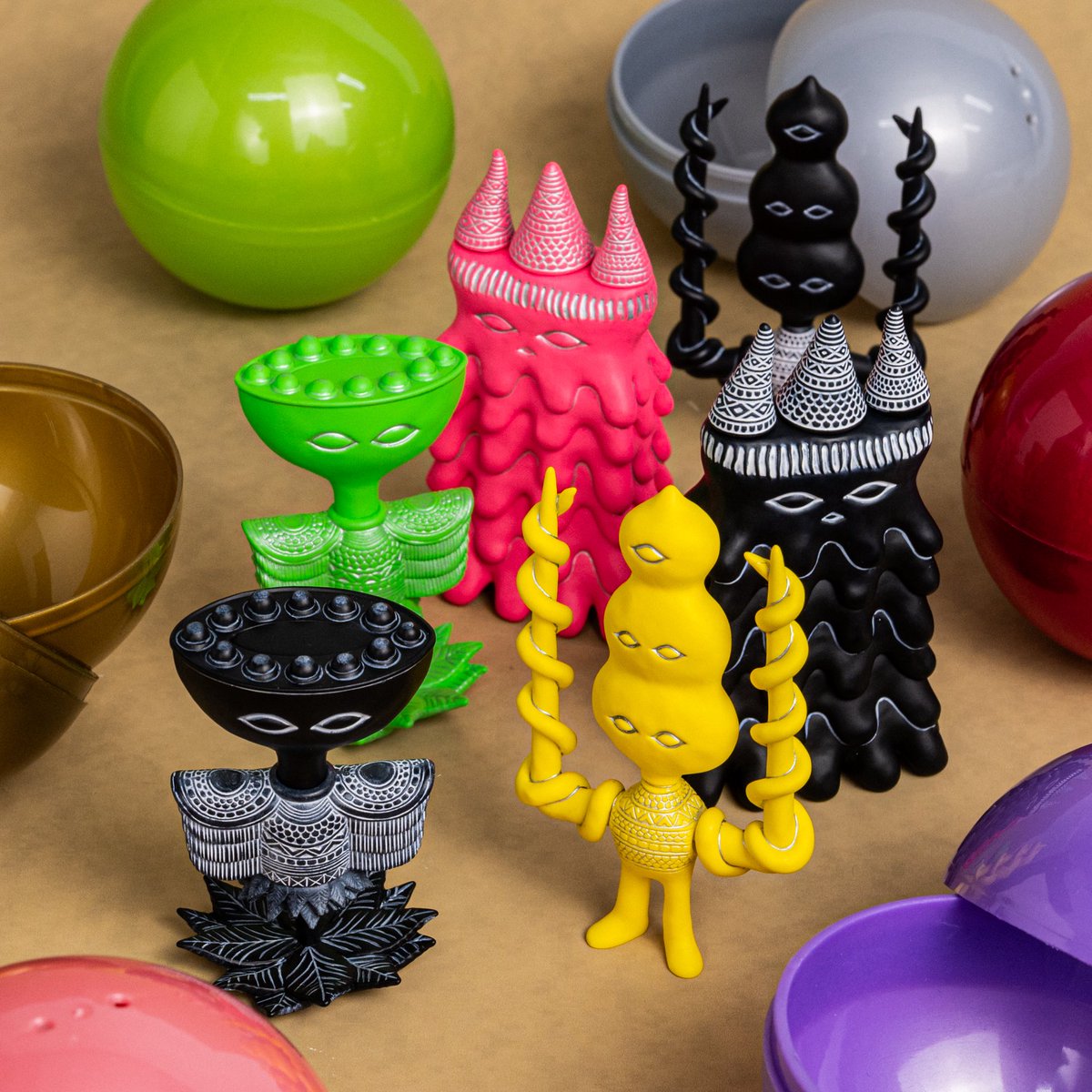 kenelestaff's tweet photo. ＼NEWS／
7月中旬発売
「モンストロール フィギュアコレクション」

🛒商品ページ
https://t.co/3ktZorDHiK

塙 将良氏（画）×藤井 しん氏（文）のユニットが生み出す書籍、怪獣図鑑『モンストロール』がフィギュアで登場⚡

収録された12の部族に分かれた175体の怪獣たちの中から3体を原作のディティールを徹底追及して再現!!
サイケデリックなモンスターたちの世界へようこそ🖤🖤

ラインナップ/全6種
-—————————
◾️オトトブブレ
・Monochrome
・Neon Yellow

◾️ウツロメ団地A棟
・Monochrome
・Neon Pink

◾️ダラクサクム
・Monochrome
・Neon Green
-—————————

🌟価格
カプセルトイ：1個 500円
ブラインドBOX：1個550円
　
🌟取り扱い店舗
全国のカプセルトイ売場、ホビーショップ、公式含むオンラインショップ
一部書店・雑貨店、一部ロフト、ケンエレスタンド各店 など

#モンストロール #ケンエレファント #カプセルトイ