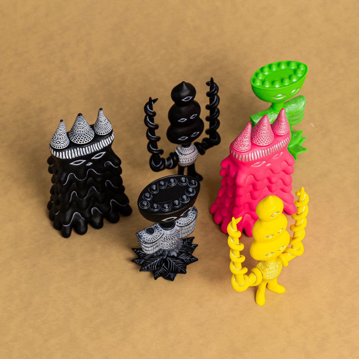 kenelestaff's tweet photo. ＼NEWS／
7月中旬発売
「モンストロール フィギュアコレクション」

🛒商品ページ
https://t.co/3ktZorDHiK

塙 将良氏（画）×藤井 しん氏（文）のユニットが生み出す書籍、怪獣図鑑『モンストロール』がフィギュアで登場⚡

収録された12の部族に分かれた175体の怪獣たちの中から3体を原作のディティールを徹底追及して再現!!
サイケデリックなモンスターたちの世界へようこそ🖤🖤

ラインナップ/全6種
-—————————
◾️オトトブブレ
・Monochrome
・Neon Yellow

◾️ウツロメ団地A棟
・Monochrome
・Neon Pink

◾️ダラクサクム
・Monochrome
・Neon Green
-—————————

🌟価格
カプセルトイ：1個 500円
ブラインドBOX：1個550円
　
🌟取り扱い店舗
全国のカプセルトイ売場、ホビーショップ、公式含むオンラインショップ
一部書店・雑貨店、一部ロフト、ケンエレスタンド各店 など

#モンストロール #ケンエレファント #カプセルトイ