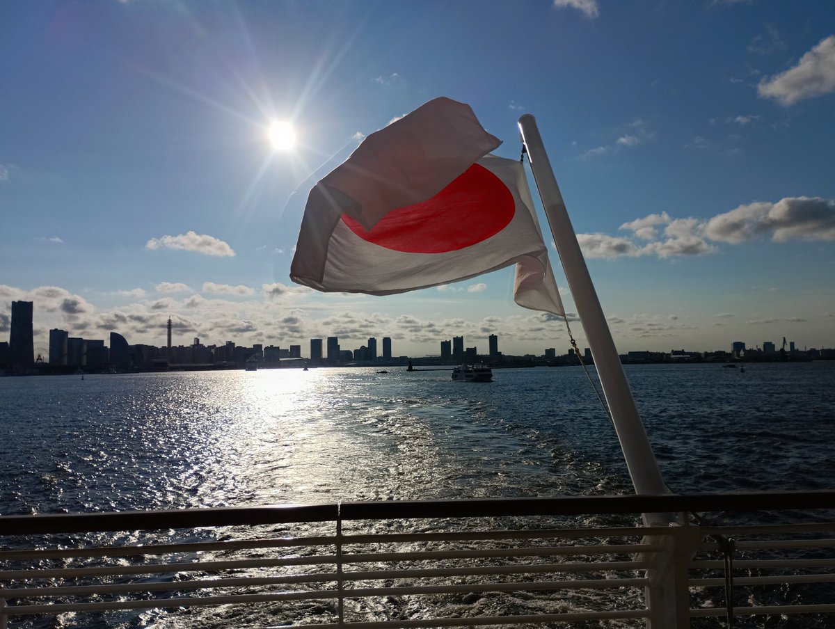 handy_bulk's tweet photo. 行って来ます横浜のキツい逆光。6デッキのトモにいるとアジポッドが 細かく向きを変える時の振動や微音が伝わってきている気がする #飛鳥III https://t.co/wIGrOUy1Om