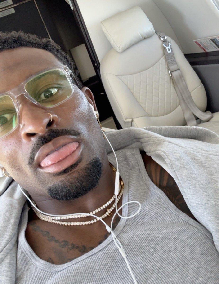 spotlightpapi's tweet photo. like for a dm from your favorite football player. 
#twitterrp #twitterroleplay #18plusrp https://t.co/dt7XrxE6Qj