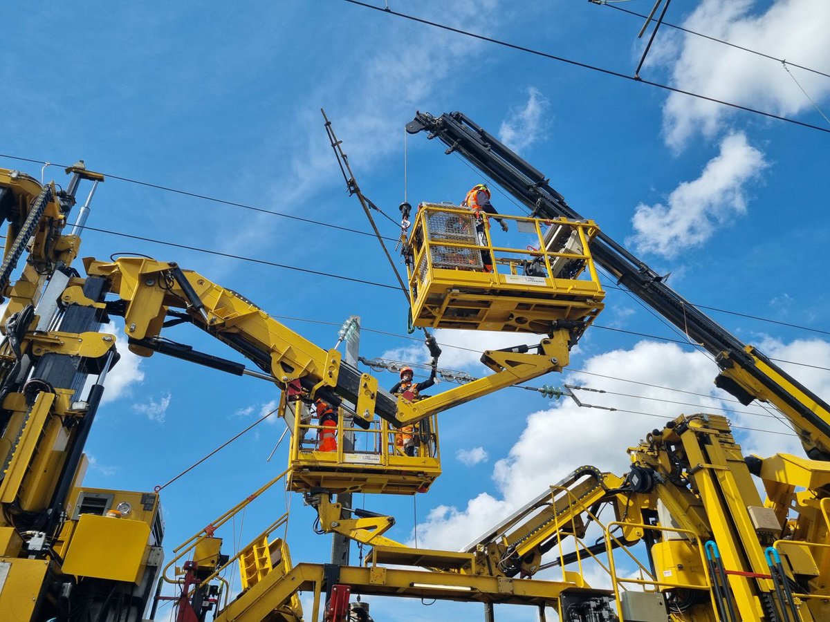 AlexXplore's tweet photo. 🇫🇷 Un train-usine révolutionnaire unique au monde transforme le rail français !
🚄 Le train Eric, long de 200 mètres et conçu par Colas Rail et TSO Caténaires, renouvelle méthodiquement les caténaires du réseau SNCF.
⚡ Chaque wagon devient un atelier spécialisé qui remplace les équipements critiques en seulement 10 minutes au lieu de 45 auparavant.
👨🔧🔧 La moitié des caténaires, souvent datant des années 1950, sont obsolètes et causent environ 10 % des retards des trains.
📈 SNCF Réseau vise désormais 330 km de renouvellement par an grâce à cette innovation qui rattrape le temps perdu.
🛤️ Quelle autre innovation ferroviaire aimeriez-vous voir se développer en France ?