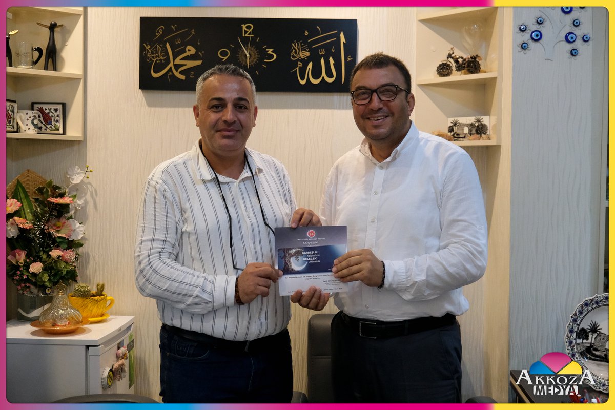 AkkozaMedya's tweet photo. Başkan Fatih Yıldırım'dan Akkoza Medya Grubu'na Kongre Daveti

Milliyetçi Hareket Partisi (MHP) Tarsus İlçe Başkanı Fatih Mehmet Yıldırım, Akkoza Medya Grubu'nu ziyaret ederek 17 Temmuz 2026 Cuma günü gerçekleştirilecek olan MHP Tarsus İlçe Başkanlığı 14. Olağan Kongresi için davetiyesini takdim etti.

Ziyarette, Akkoza Medya Grubu CEO'su Hasan Selenoğlu ile bir araya gelen Başkan Yıldırım, kongreye katılım davetinde bulundu.

Hasan Selenoğlu ise nazik ziyaretinden dolayı Başkan Yıldırım'a teşekkür ederek, kongrenin hayırlı olması temennisinde bulundu.

MHP Tarsus İlçe Başkanlığı'nın 14. Olağan Kongresi, 17 Temmuz 2026 Cuma günü saat 10.00'da Aşiyan Toplantı ve Davet Salonu'nda gerçekleştirilecek. 

Kongre davetiyesinde ise "Kardeşlik Kalbimizde, Gelecek Aklımızda" sloganı yer alıyor.

#Tarsus #AkkozaMedya #Mhp #FatihYıldırım #Kongre