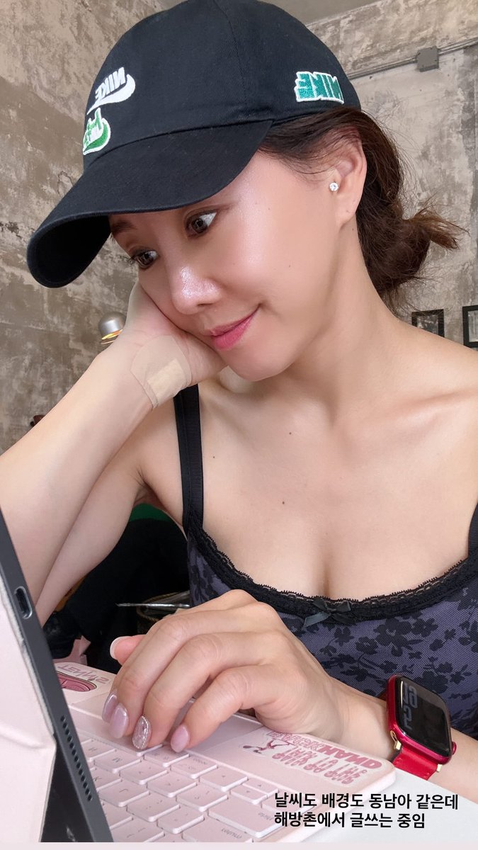 hyangarchive's tweet photo. [260710] 배우님 인스타 스토리 (3)

날씨도 배경도 동남아 같은데
해방촌에서 글쓰는 중임

#향스타그램 https://t.co/VvU8rUafSF