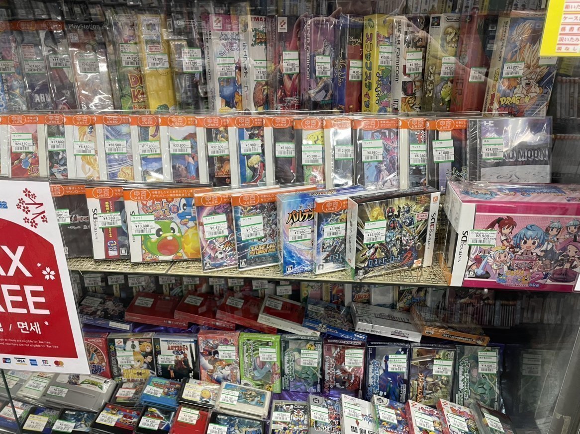 🟧ゲーム商品情報🟧 レジ横ショーケースに、 激レアなレトロゲームを