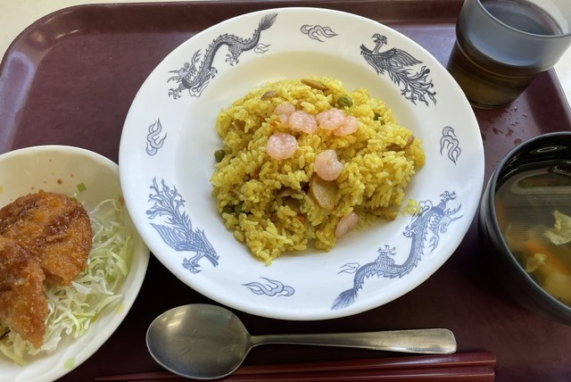 tocoloaoba's tweet photo. 今日の #給食 は、カレーピラフ・ハムカツ・野菜スープでした。スパイシーな香りのピラフにころりんとしたむきエビでプリプリッとした食感が美味しくて味わいながらいただきました。子どもの頃よく食べたハムカツも美味しかったです😋
#カレーピラフ　＃就労継続支援B型 https://t.co/qMkLUc5Nfe