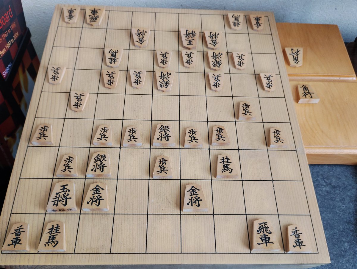 NendoChessShogi's tweet photo. 将棋には本当に色んな楽しみ方がありますね。

今日はこの盤駒を使って先手45手目4五桂の素振りを5分間行いました。頭と指に汗をかいてとてもいい運動になりました。
客観的に自分を見て、控えめに言って…

いえ、むしろ皆さんにもやって��らいたい。自分の好きな手の素振り。楽しいから(爆) https://t.co/IJTrK5fYik