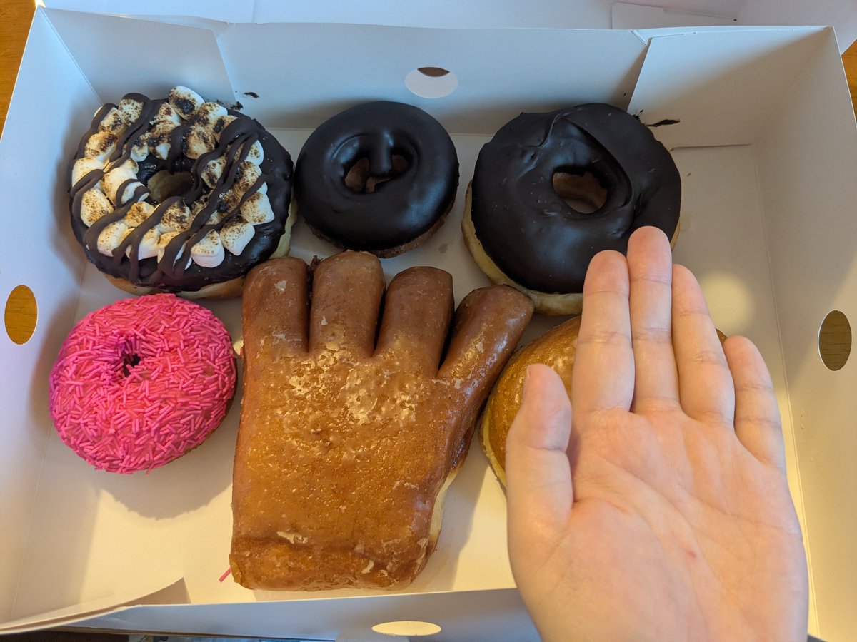 hatuneharuka's tweet photo. ただいま帰宅
気になってたランディーズドーナツも買えたよ🍩
めっちゃデカい(比較の🖐️を添えて) https://t.co/lDkIgj1kpk