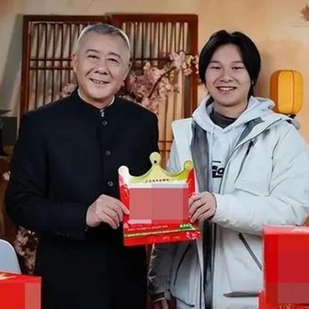 AcervoCharts's tweet photo. Jovem chinês passou 20 anos acreditando que a família era pobre e se esforçando para mudar de vida, até descobrir que o pai era milionário.

Segundo ele, o pai queria lhe ensinar o valor do esforço. https://t.co/2zLAP5rNP0