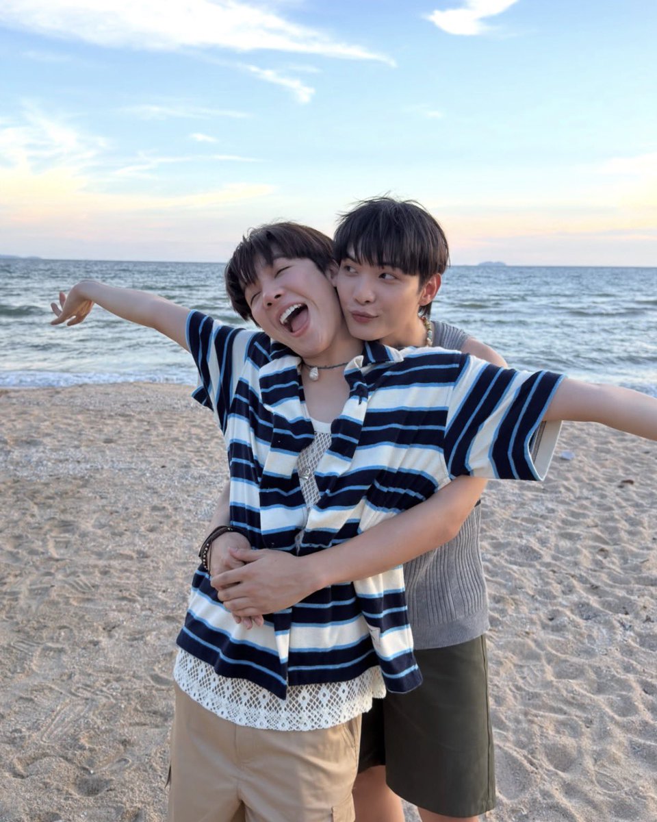 icooheartu's tweet photo. Rarely see their interactions in the series but look at them here, so adorable 💕
#Cooheart #Golfpasatorn https://t.co/tiZs7tELPn