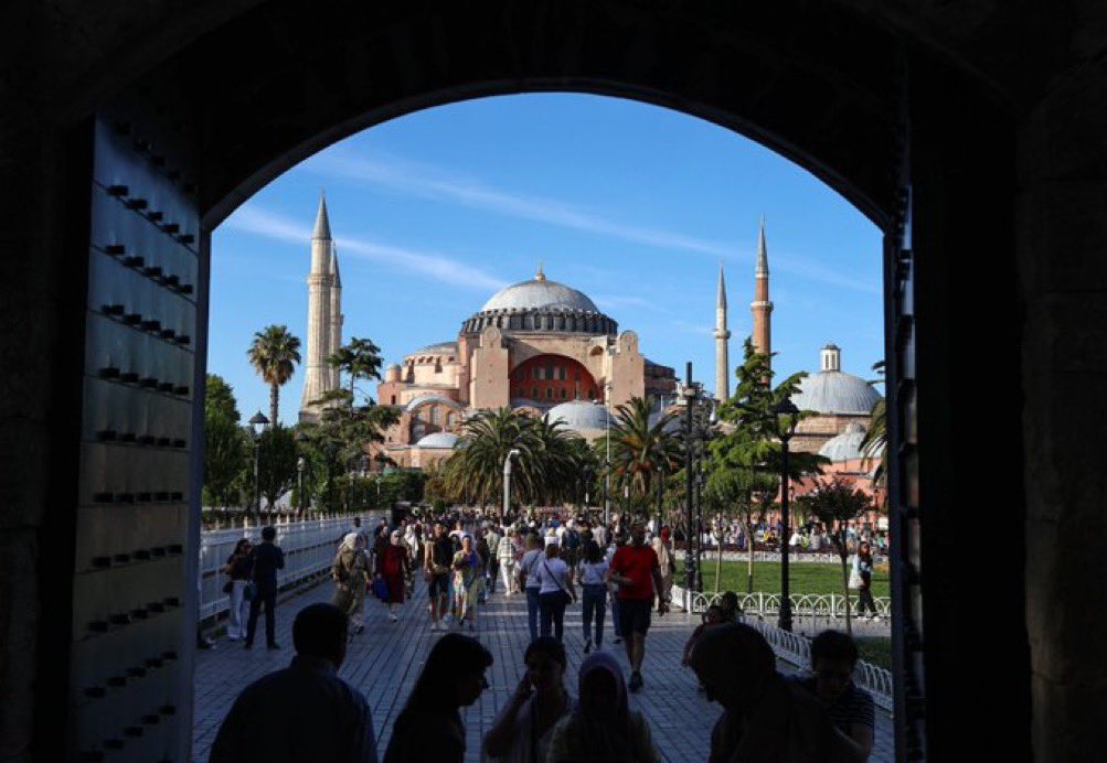 CYAZMAC's tweet photo. Dünya liderimiz Sayın Cumhurbaşkanımız @RTErdogan'ın 6 yıl önce bugün imzaladığı kararlarla, Fatih Sultan Mehmet’in emaneti, İstanbul’un incisi Ayasofya Camii hasreti sona erdi.

Hamdolsun cemaatiyle yeniden buluşan Ayasofya özgürlüğüne kavuştu. 

#10Temmuz2020 https://t.co/CQwROqEDe1