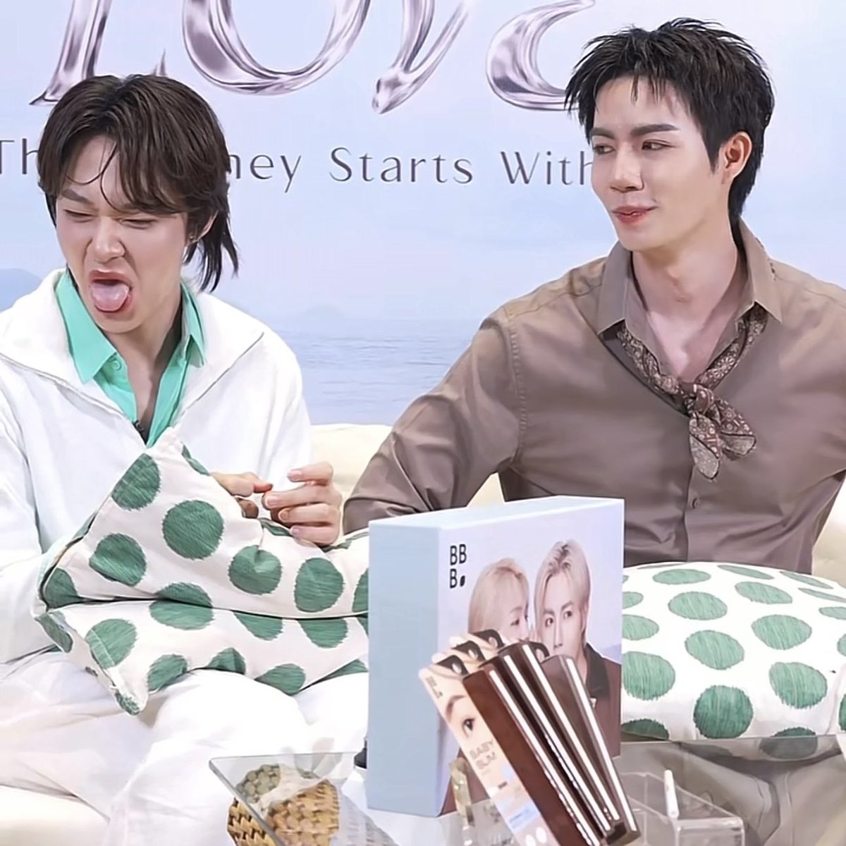 sapphire_Nu's tweet photo. This time, his inner voice got the better of NuNew 55555555

ZEENUNEW LIVE WITH BBB  
#MilesOfLoveForZeeNuNew  https://t.co/S1sLYW0tRx