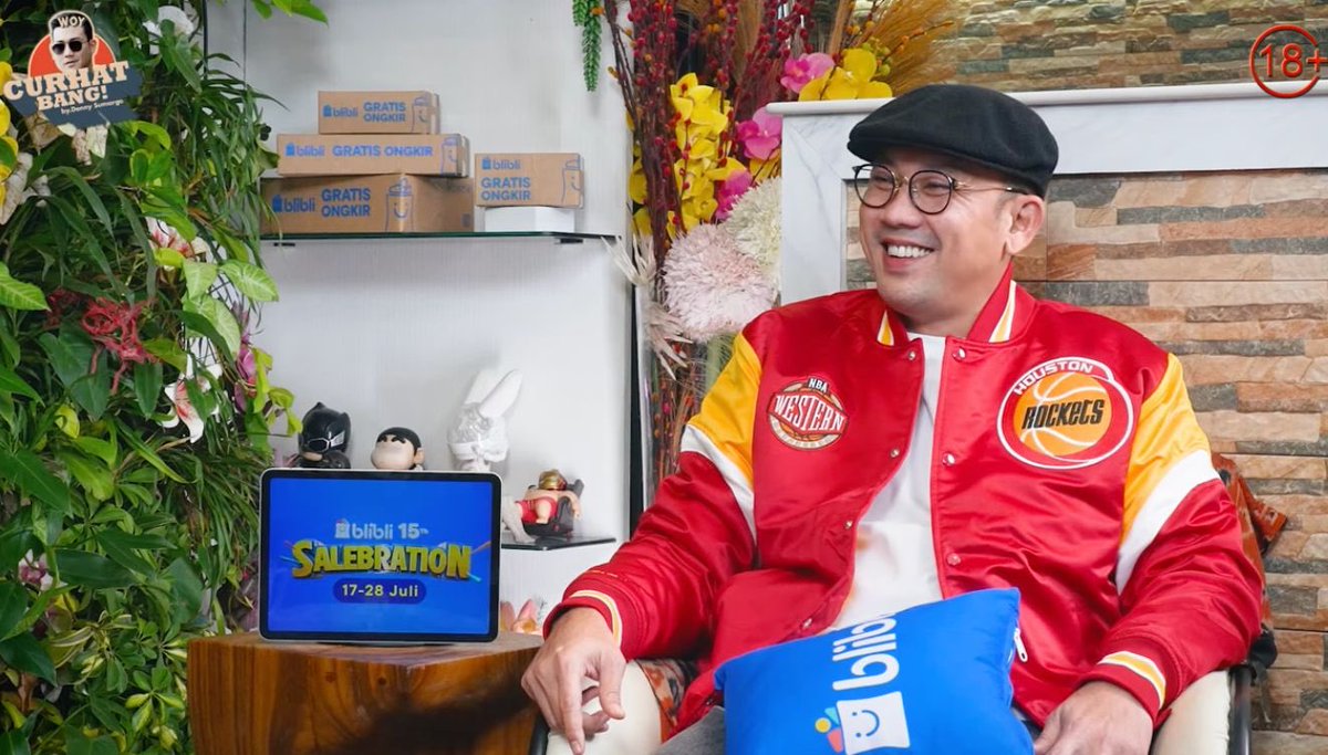 insidefolkative's tweet photo. Denny: Sekarang udah pegang duit ya, udah dapet duit banyak ya, itu uang siapa yang pegang sekarang?
Fajar: Mama.
Denny: Jadi mama mu yang pegang uang semuanya?
Fajar: iya.

Denny: Ohh mama mu yang ngatur.
Fajar: Aku dapat rejeki 100% aku kasih sama anak yatim.
Denny: Hah?
Fajar: Iya serius, dapet rejeki.
Denny: 100%?
Fajar: Iya.
Denny: Jadi kau dapat apa?
Fajar: Engga ada.

Denny: Tunggu dulu.
Fajar: Dapet rejeki, 100% aku kasih sama anak yatim kebetulan yatim tersebut ibuku.
Denny: Ohhh😑bisa kejebak juga gue disitu ya, kejebak gue disitu. Ohh ibu anak yatim dia, jangan kau nangis saya tempeleng ya 😂😭😭😭

Fajar: Saya mau bersin tadi.
Denny: Iya mau bersin ya, jadi ibumu semua yang uang gitu.
Fajar: Iya. 
Denny: Terus kemudian kamu itu dikasih uang saku begitu.
Fajar: Iya 
Denny: Berapa?

Fajar: Duit seperlunya.
Denny: Biar hemat, kenapa kau mau kasih mama mu pegang?
Fajar: Karena menurutku apa ya ridho anak ituada kepada ridho orang tua, jadi kalau kita ngasih kepada orang tua didoakan sama orang tua kita sehat selalu, panjang umur, jauh dari marabahaya itu udah paling deh bes.
Denny: The Best, deh bes.
Denny: Dari mana kau tau hal-hal kaya begini, kan kadang-kadang kalau yang keluar dari mulutmu itu sebenarnya banyak mengandung filsafat hidup ya. Dari mana kau belajar kau baca buku kah?
Fajar: Dari diri sendiri.

Denny: Ohh jadi kau mengobservasi begitu, kau melihat kehidupan terus kau mengambil intisari.
Fajar: Nutri Sari kali ya.
Denny: Bukan intisari nya, dalam nya. Kau tau inti sari?
Fajar: Yang hitam itu? 
Denny: Bukan😅
Fajar: 😂
Denny: Bukan itu, intisari inti dari sebuah kehidupan.
Fajar: Ohhhh i see isee.
Denny: Jadi kau belajar kemana,memang kau belajar sendiri .
Fajar: Yahh dari kehidupan sih, dari pengalaman, lingkungan  sama wawasan.
Denny: Berarti kau banyak hal- hal buruk dalam hidupmu?

Fajar: Yahh bisa dibilang sih begitu, tapi ya udah terima aja “7x7 kan 49” Setuju ga setuju yaudah terima aja yang namanya keadaan. 
Denny: Asikkkk.