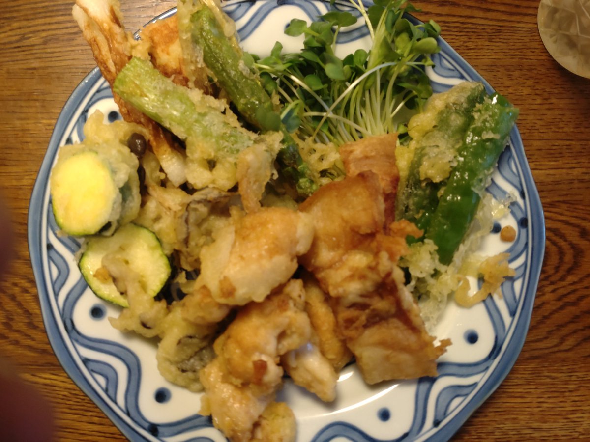 HOOD19302060's tweet photo. 餃子ばかり作っていて少し飽きたので、今夜は天麩羅。適当な具材であげましたが、夏場は半袖だから飛び散る油球…火傷も怖い。

昔、愛読した『墓場の鬼太郎』には（人魂の天麩羅）が出てきます。
『ほっぺたが落ちるくらい美味い』そうで、顔が抜け落ちてしまうらしい。 https://t.co/ZomV0qaii1