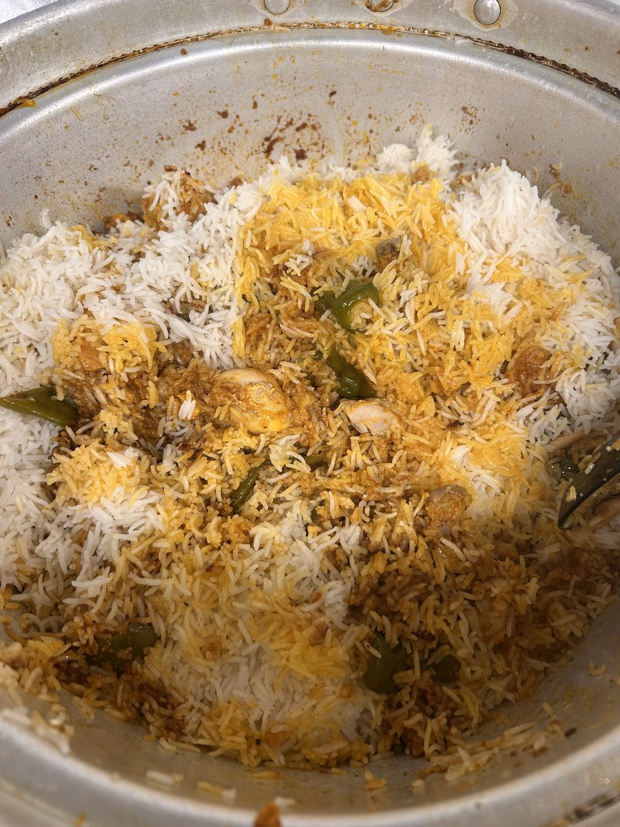 epitaphcurry's tweet photo. エピタフカレー夜営業オープンしております！
『大山鶏と万願寺唐辛子のビリヤニ』炊き上がっております！
大山鶏手羽元の深いコクとこの時期ならではの万願寺唐辛子の香りが最高マッチです！良い野菜ですよねこれ。。 https://t.co/6Ya2od6Z4O