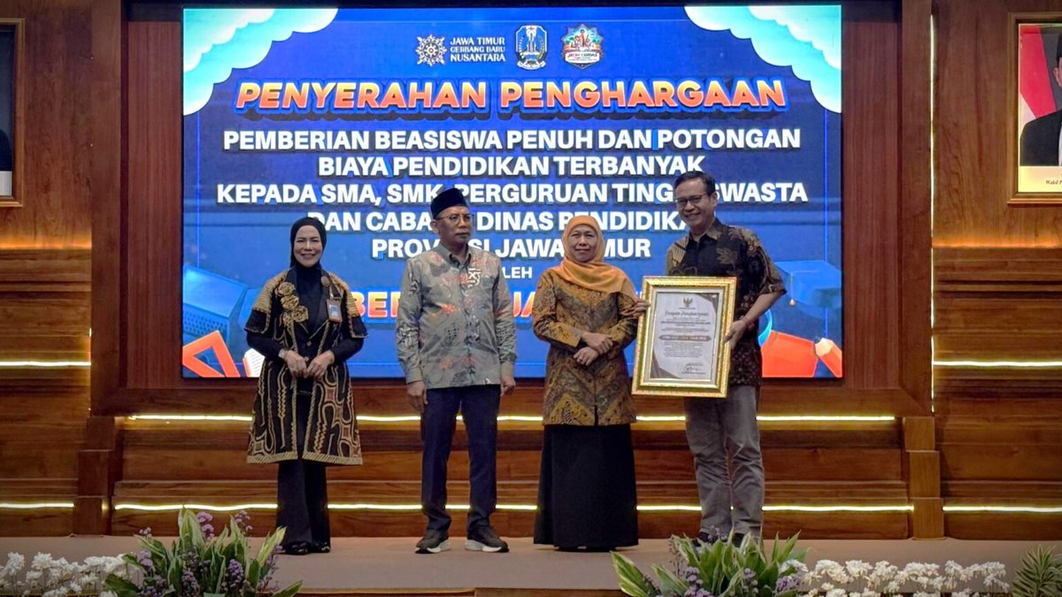 UMMcampus's tweet photo. UMM Raih Penghargaan Pemprov Jatim sebagai PTS Pemberi Beasiswa Terbanyak | https://t.co/DAsgSPqBZ7 | #ummcampus #KampusBerdampak #UMMCampusBerdampak https://t.co/R9BwET4Avh