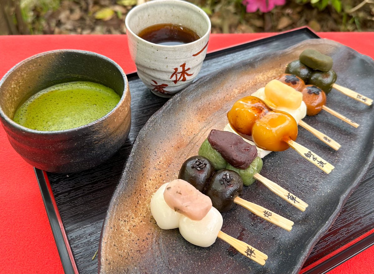 harapeko_jpn's tweet photo. 京都最古の公園の中でモチモチ団子と抹茶。「一休庵」 https://t.co/WItlfuT4qb