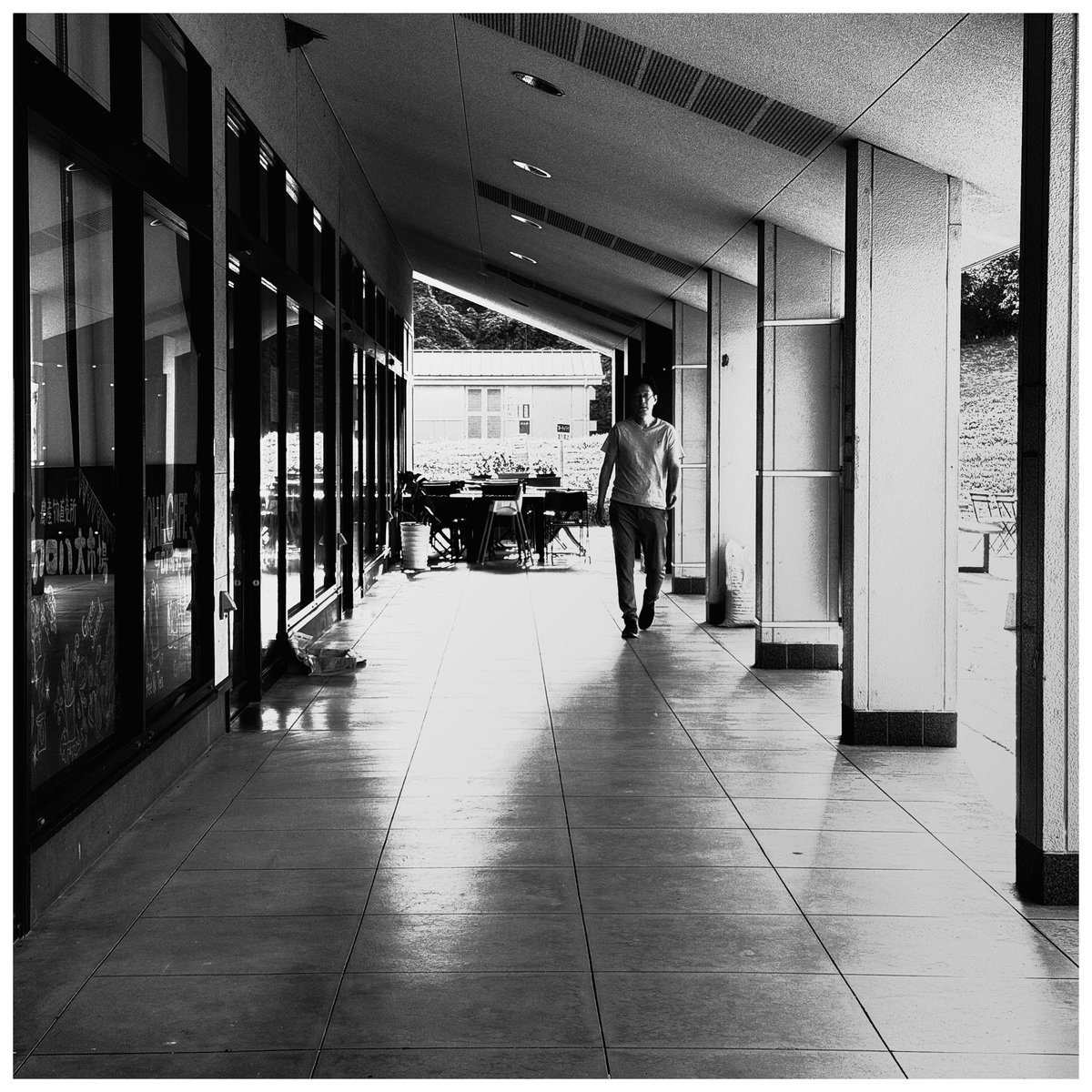 jp_sonz's tweet photo. 休憩、街の影に少しだけ溶ける時間。
A pause, quietly absorbed by the city’s shadows.
#街の余白 #QuietGeometry https://t.co/W5FYSXSZQt