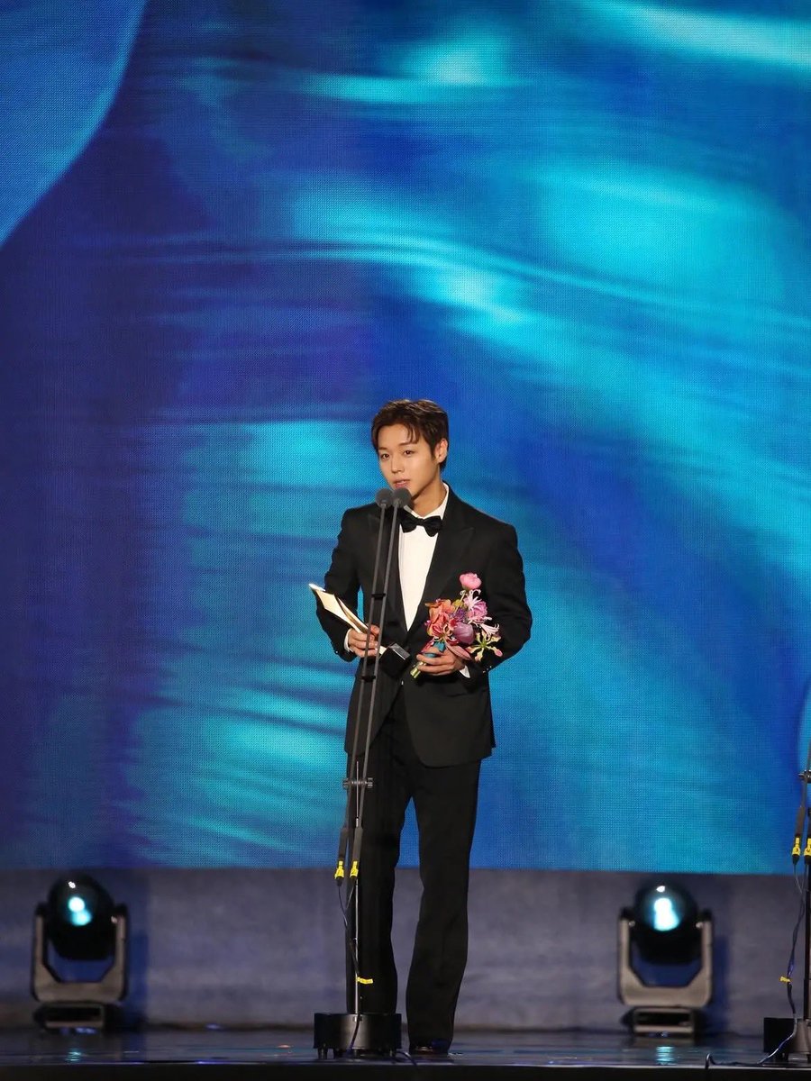 yeongoigu's tweet photo. Do you want to see Park Jihoon receive trophy on stage? Let’s vote Jihoon on The 5th Blue Dragon Series Awards for Popular Star Award category����

We need to maintain 1st place with a big gap in order to win🥹 Let’s give him more awards🫶🏻

Support #박지훈

https://t.co/U2dGVpblIq https://t.co/xKmDtktH2h
