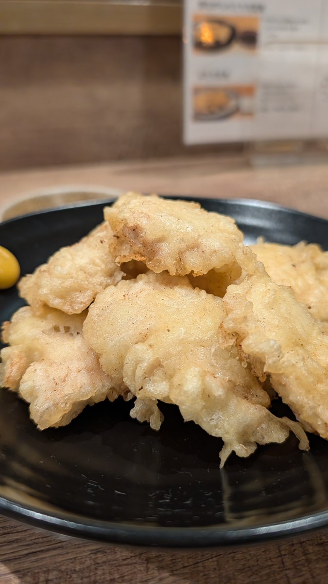 knzwk5's tweet photo. 大分と言えば、とり天。
2種類あったので食べ比べ。
オリジナルの方はほぼザンギ。

#まやかしや

まやかしやオリジナルとり天定食¥1,500
昔ながらのとり天¥900 https://t.co/T7OdIBUwjt