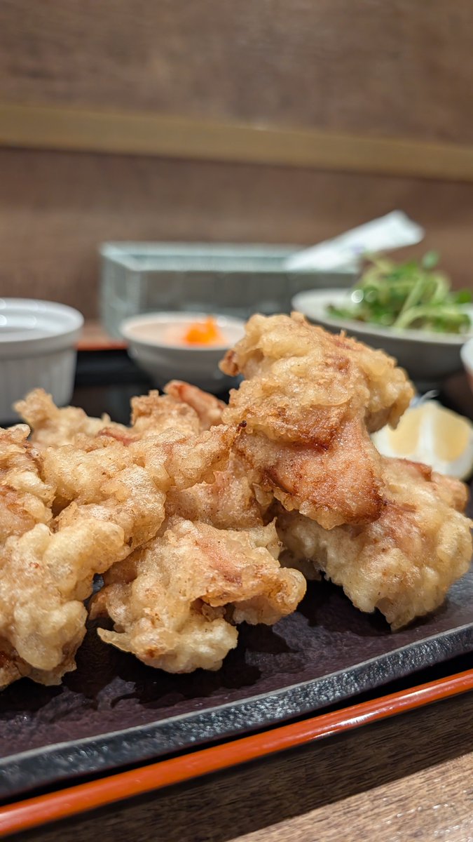 knzwk5's tweet photo. 大分と言えば、とり天。
2種類あったので食べ比べ。
オリジナルの方はほぼザンギ。

#まやかしや

まやかしやオリジナルとり天定食¥1,500
昔ながらのとり天¥900 https://t.co/T7OdIBUwjt