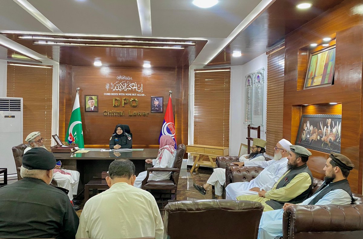 ChitralPolice's tweet photo. ڈی پی او لوئر چترال ریشم جہانگیر نے علمائے کرام سے ملاقات میں مذہبی ہم آہنگی، منشیات کے خاتمے، تنازعات کے حل اور معاشرتی اصلاح پر تبادلۂ خیال کیا۔ علمائے کرام نے پولیس کے اقدامات کو سراہتے ہوئے پرامن اور فلاحی معاشرے کے قیام کے لیے مکمل تعاون کی یقین دہانی کرائی۔

#kpkpolice https://t.co/1v7b9AjwyV
