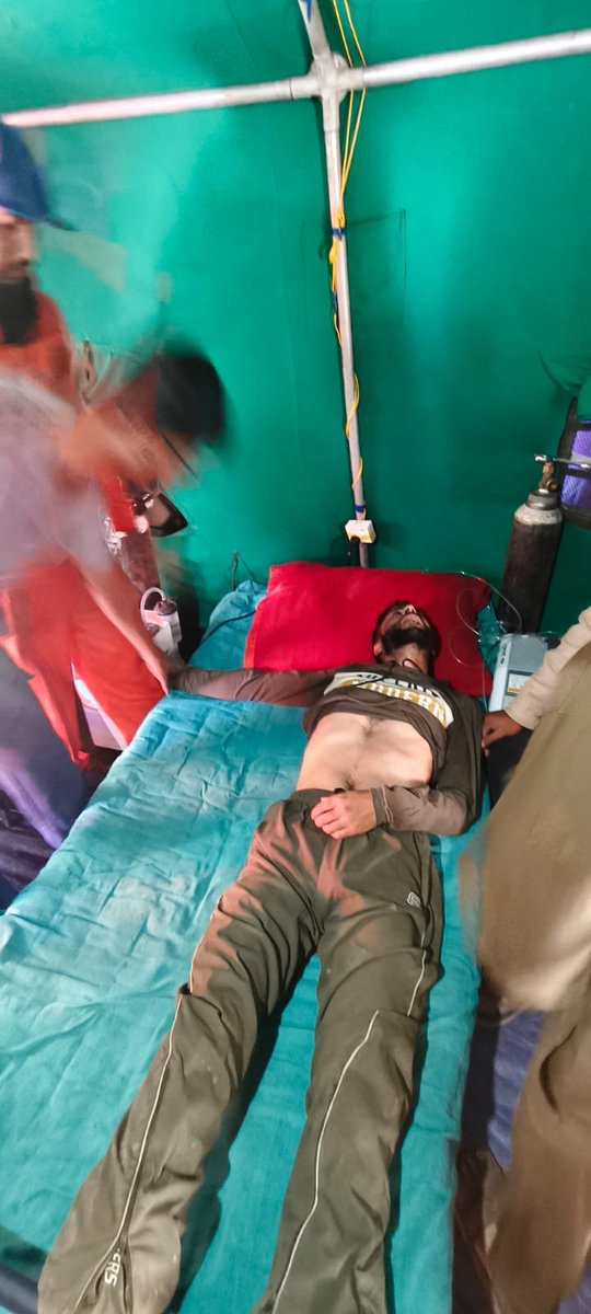 SSBSHQSRINAGAR's tweet photo. #SSB MRT, alongwith #JKP Armed MRT, swiftly rescued Shaukat Ali (30) after he became unconscious near #ZMode. Following immediate pre-hospital treatment, he was safely evacuated by stretcher to the State Hospital, Upper Railpathri.

United in Action. Unmatched in Compassion. https://t.co/wRagTr6VNd