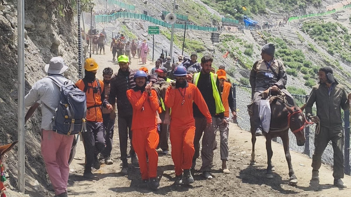 SSBSHQSRINAGAR's tweet photo. #SSB MRT, alongwith #JKP Armed MRT, swiftly rescued Shaukat Ali (30) after he became unconscious near #ZMode. Following immediate pre-hospital treatment, he was safely evacuated by stretcher to the State Hospital, Upper Railpathri.

United in Action. Unmatched in Compassion. https://t.co/wRagTr6VNd