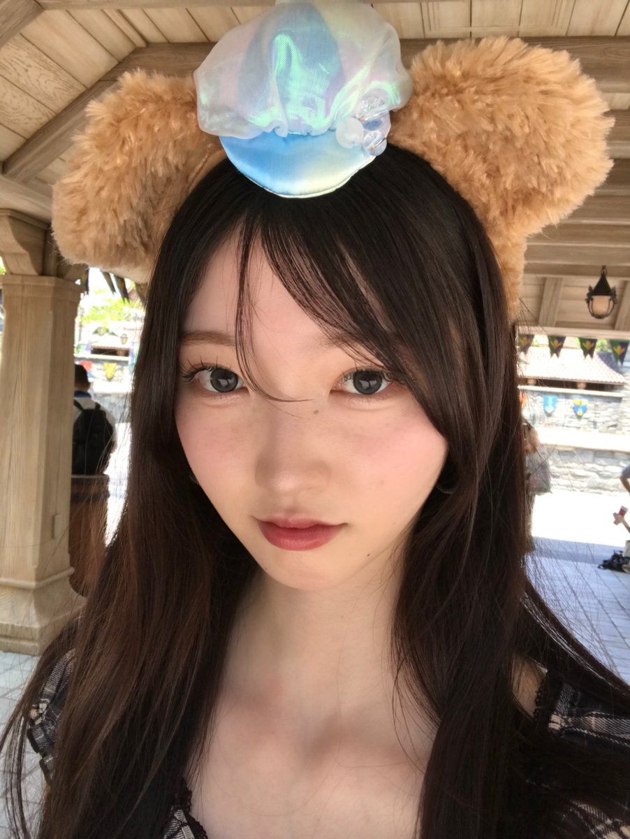 missgu_2026__5's tweet photo. 金曜日お疲れ様です⟡.·やっと休日だ(˶ˊᵕˋ˵)
皆さん何をして過ごす予定ですか〜？

去年の夏にディズニーシーに行った時の写真です🩵✨️このダッフィーのカチューシャお気に入り！
今年の夏もディズニー行きたい♬

#ミス学習院 #ミスコン #ディズニー #女子大生 https://t.co/lmwfLHIVEj