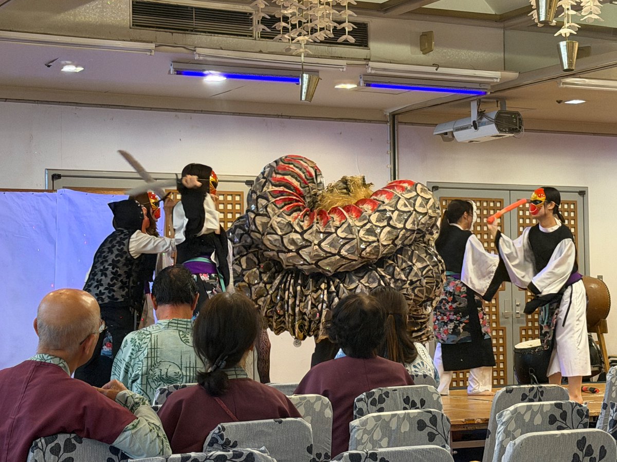Yoshine_A's tweet photo. 湯田温泉では友人から「すごいショーが見られる」と聞いた「西の雅 常盤」に泊まったけど、80歳の女将が60年間休まずに上演する「女将劇場」が予想の斜め上を突き破るすごさだった。琴の師匠がマジギレした琴演奏とか、立派な龍が出たかと思ったらみんなでポカポカ殴るだけとか…女将長生きしてくれ。 https://t.co/Tu92P9GEFI