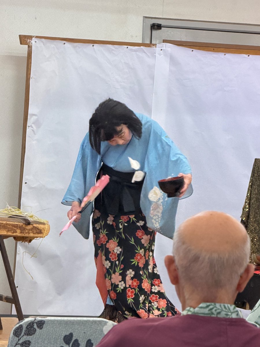 Yoshine_A's tweet photo. 湯田温泉では友人から「すごいショーが見られる」と聞いた「西の雅 常盤」に泊まったけど、80歳の女将が60年間休まずに上演する「女将劇場」が予想の斜め上を突き破るすごさだった。琴の師匠がマジギレした琴演奏とか、立派な龍が出たかと思ったらみんなでポカポカ殴るだけとか…女将長生きしてくれ。 https://t.co/Tu92P9GEFI