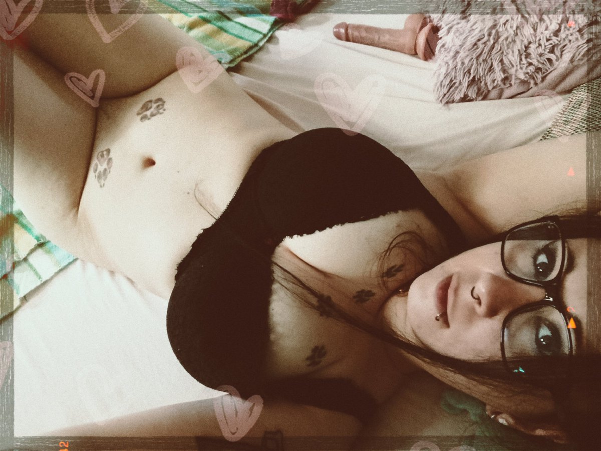 Gurkenfux's tweet photo. Endlich ist Freitag , die Woche war so zermürbend ,heute nochmal den Arbeitstag überstehen und dann kann ich mein Gehirn mal wieder sortieren😭🫶🏻.Ich wünsch euch Lieben einen angenehmen Tag 🥹🤍🫶🏻.

#Bodylove #spicy #hot #sexy #girlpower #germany #germangirl #friday #weekendmode https://t.co/WxJdBXIgpr