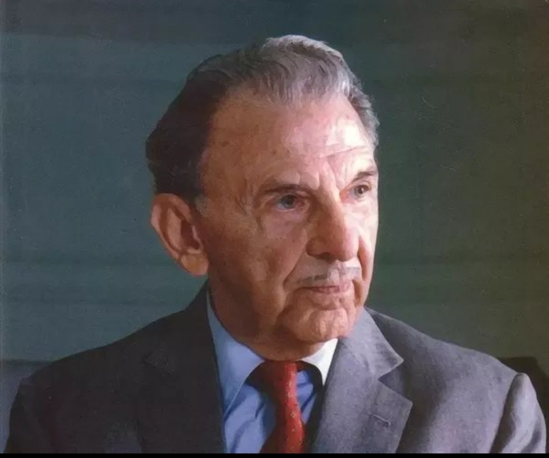 BanCheneProduct's tweet photo. Well here is a small real life incident that happened between JRD Tata and his friend..!!

Mr. JRD Tata had a friend who used to say that he misplaces his pen a lot. He would use only cheap pens so that he would not worry about losing them. He was very worried about his carelessness.

JRD suggested him to buy the costliest pen he could afford and see what happen. He agreed to his friend and bought himself a 22 carat Golden Pen.

After 6 months JRD met him again and asked him about his habit of misplacing pen. To which his friend replied that ever since he met him last time he has been very careful with his golden pen and never lost it too. He was surprised to see how he changed!

Thus with the help of a pen JRD Tata explained him the value of things.

This is what happens in your daily life.If we value our health, we will be careful what and how we eat.

If we value our friends, we will treat them with respect.

If we value our time, we will not waste it.