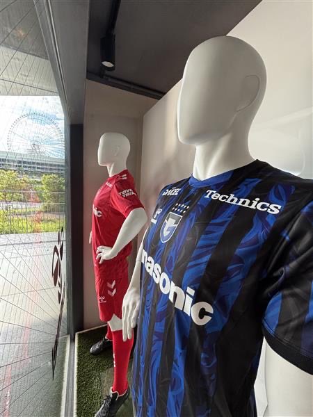 GAMBA_OFFICIAL's tweet photo. 明日7/11(土)はブルスパジオ営業日です😆  ブルスパジオの出入り口のマネキンも2026/27ユニフォームに着替えました👕🔥  ヒュンメルウェア・Beauty&Youthアパレル30%OFFセールや、3,000円(税込)お買い上げごとにガラガラを回せるお楽しみ抽選会も開催いたします🎉 特賞が当たると選手サイン入り公式試合球や色紙をプレゼント🎁  10:00〜17:00と7時間に渡り営業しておりますので、この機会に是非お越しください🌟🌟🌟  詳細はこちら ▶︎▶︎▶︎https://t.co/d1JpTOLkhQ

#ガンバ大阪 #GAMBAOSAKA