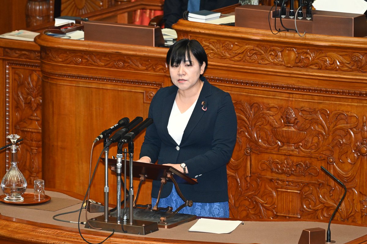 kishimakiko_j's tweet photo. 悲しいですが、個人情報保護法は成立してしまいました。

【参議院本会議の採決】
〇皇室典範等の一部を改正する法律案特別委員会の設置⇒賛成
〇デジタル行政推進法改正案⇒賛成
〇個人情報保護法改正案⇒反対
〇労働者災害補償保険法改正案⇒賛成

私は、会派を代表して、個人情報保護法改正案の『反対討論』を行いました。

本改正は、AI開発を含む統計目的であれば、名前や住所付きの病歴といった生データを本人の同意なく第三者の事業者に渡すことが可能になります。

事業者の認定制度もなく、入口は大幅に広げ、出口となる課徴金制度は限定的、団体による差止請求制度や被害回復制度は見送られました。

政府は公の利益という表向きの表現で、ビッグデータを集めようとする事業者の要望のみを優先し、個人の権利利益保護を著しく後退させようとしています。

個人情報保護法改正案は、個人情報保護という観点から言えば重大な欠陥があることから、反対を投じました。

最後まで反対しましたが、賛成多数で可決・成立。少しでも今後の規則やガイドラインに盛り込まれるように、委員会で附帯決議を行っています。
#個人情報保護法 #反対討論