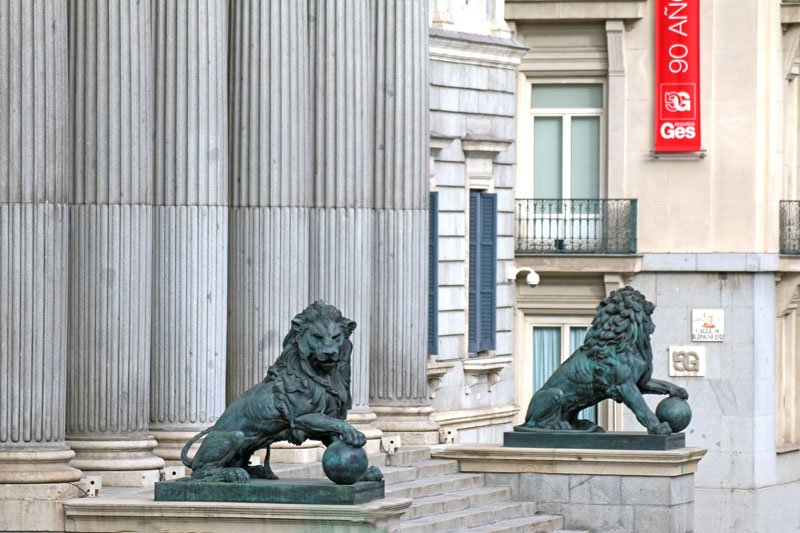 _constitucion78's tweet photo. Los leones de bronce que flanquean la entrada del Congreso de los Diputados tienen historia 

🔸Están fundidos con cañones arrebatados al enemigo en la Guerra de África (1859-1860). 

🎖️Símbolo de victoria https://t.co/3WyMpfpwuh
